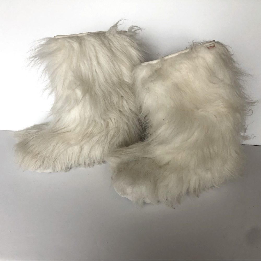 White furry Rocket Dog winter boots size 8